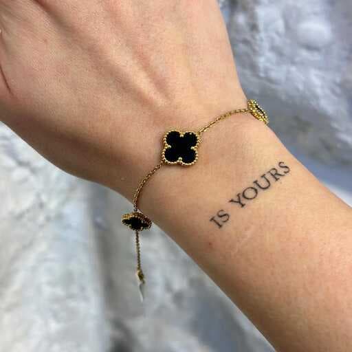 دستبند طلا زنانه سه گل مشکی ونکلیف