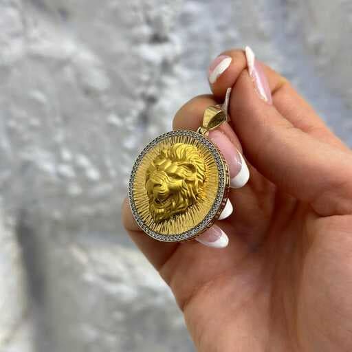 پلاک طلا شیر ورساچه دور نگین