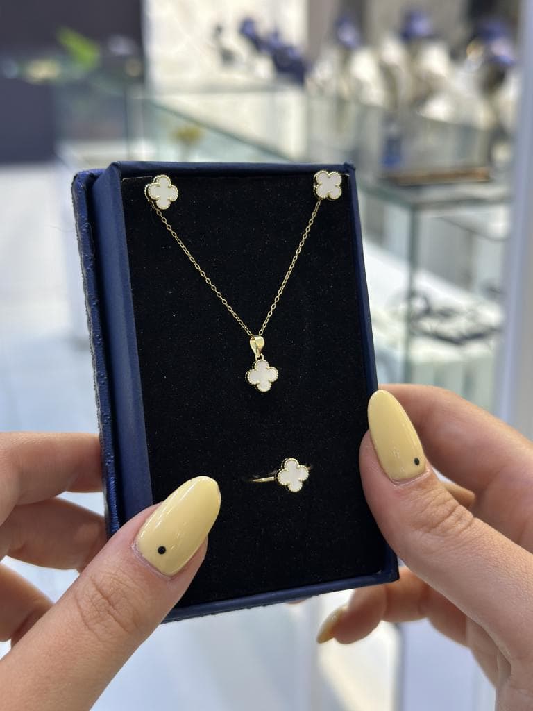 گوشواره طلا کادویی ونکلیف صدفی میخی